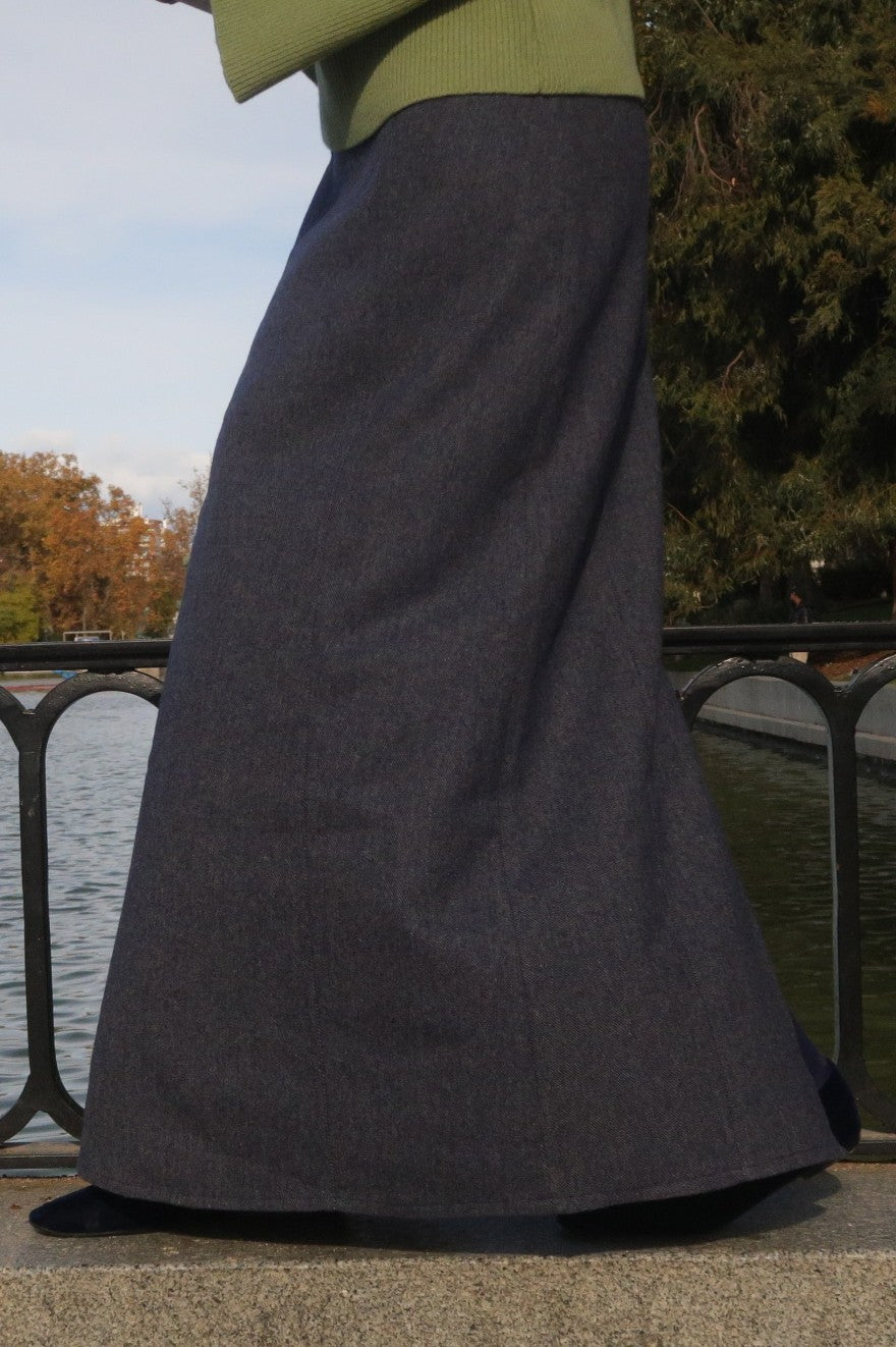 FALDA LARGA CON COSTURAS AZUL RAYA