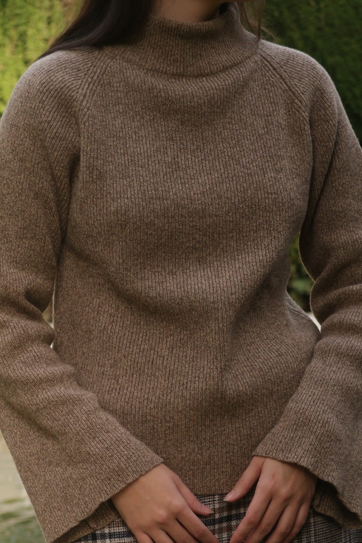 JERSEY PUNTO CUELLO SUBIDO MARRON