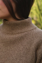 JERSEY PUNTO CUELLO SUBIDO MARRON